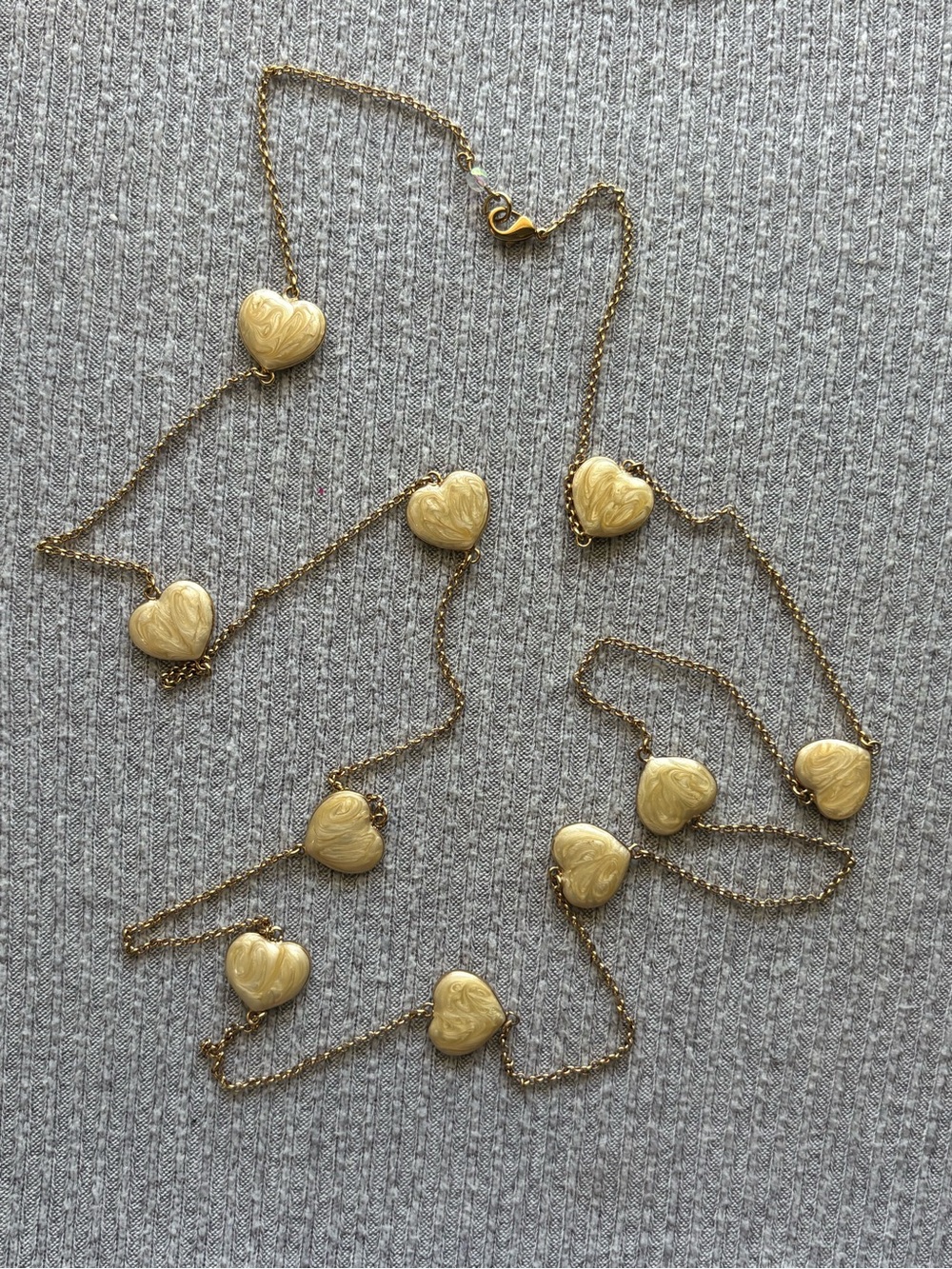 Vintage gold tone chain necklace w swirly cream colored hearts